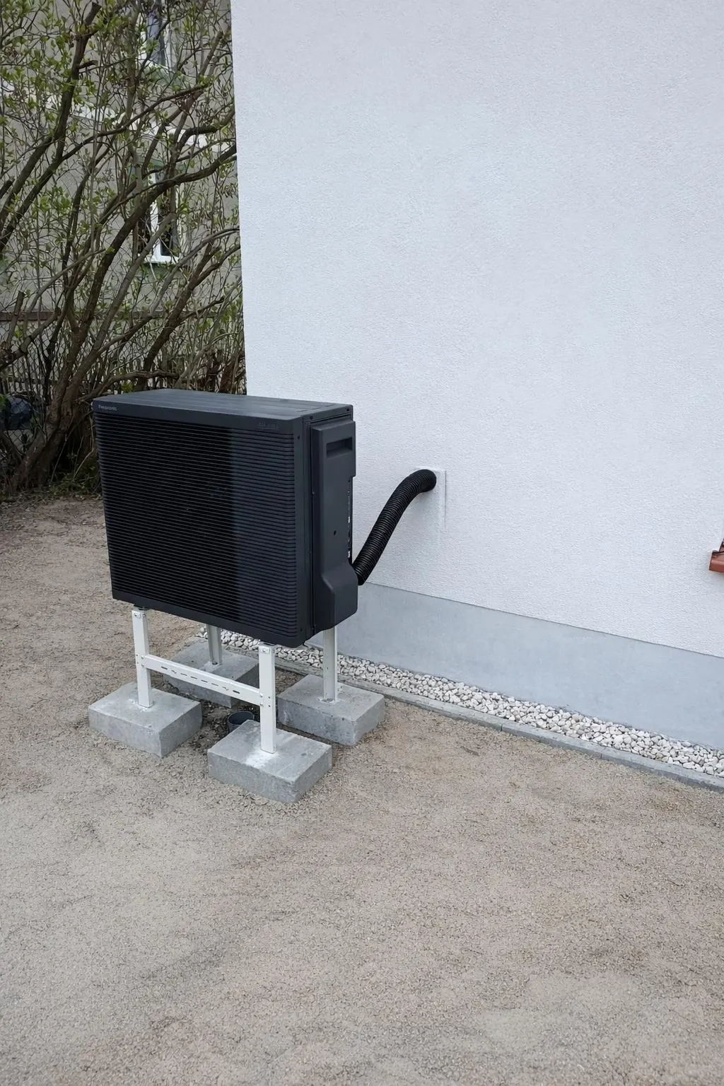 Jednostka zewnętrzna pompy ciepła zasilająca instalację grzejnikową