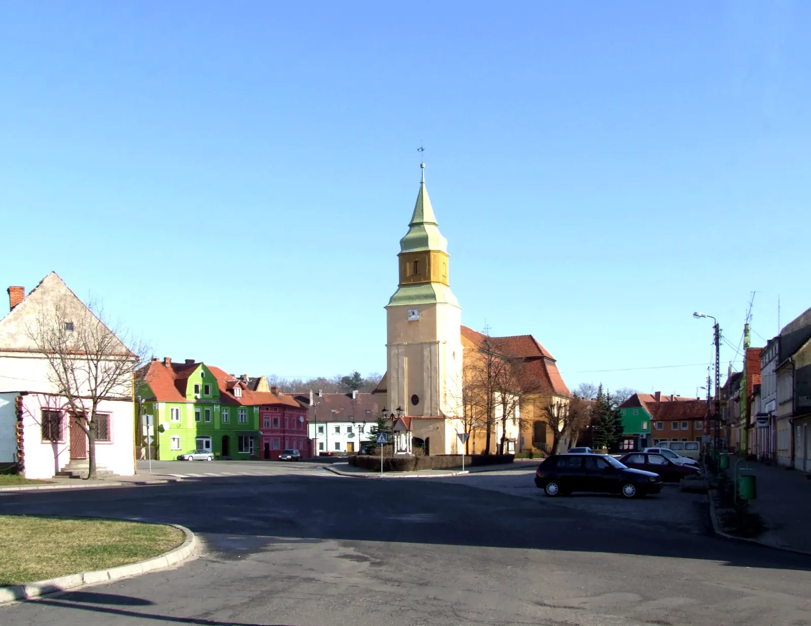 Rynek w Jasieniu z kościołem Matki Bożej Różańcowej