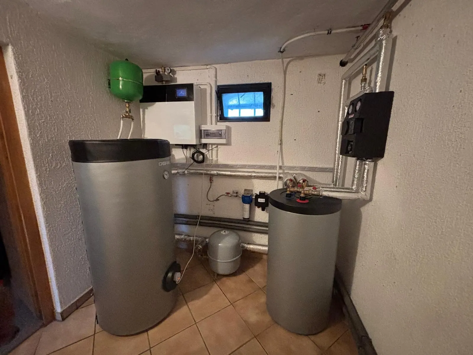 Zbiornik buforowy i moduł hydrauliczny pompy ciepła w kotłowni