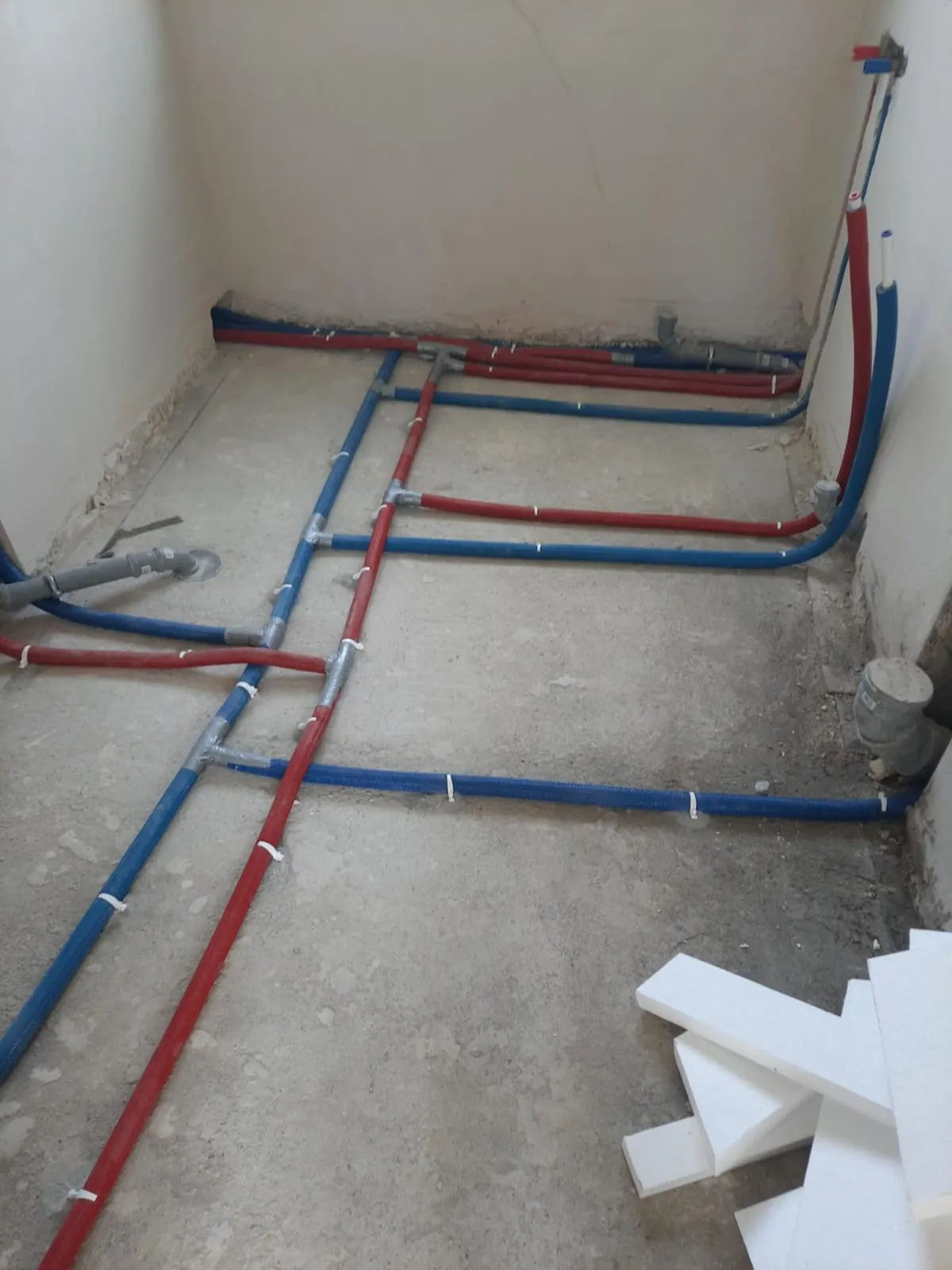 Rozdzielenie obiegów instalacji grzewczej – piony zasilający i powrotny